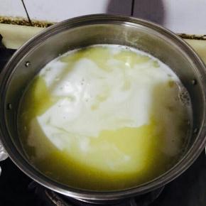 水没有煮沸前一定要不停搅拌，不然会出疙瘩。