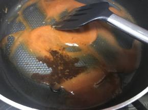 接着倒入蚝油酱油。