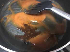 接着倒入蚝油酱油。