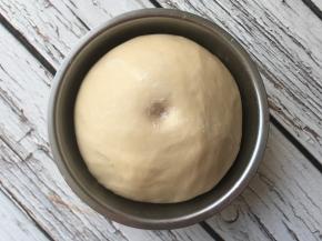 室温发酵至原来的两倍大，手指沾水按个坑不回缩不塌陷即可。