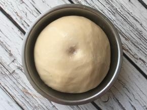 室温发酵至原来的两倍大，手指沾水按个坑不回缩不塌陷即可。