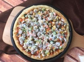 再涂一层沙拉酱，再撒上一层马苏里拉芝士。