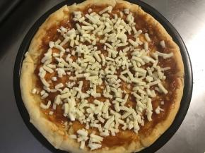 撒上一层马苏里拉芝士粒。