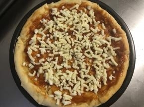 撒上一层马苏里拉芝士粒。