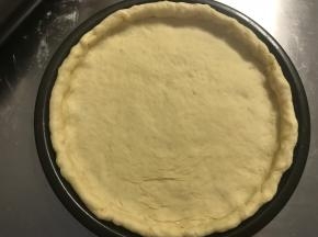 将饼皮移入披萨盘内，没有披萨盘就放烤盘里。