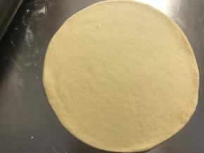 擀成圆薄片，边缘稍厚些，静置5分钟。