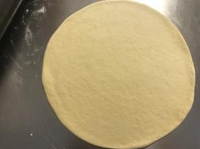 擀成圆薄片，边缘稍厚些，静置5分钟。