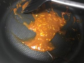 最后加入糖、淡奶油和奶酪，中途看状态可以加适量水，成品出来是番茄酱那样的稠度