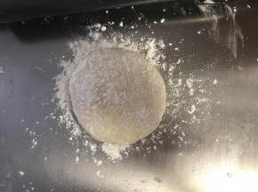 发好的面团排气揉圆按扁。