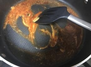 烘烤醒发饼皮期间可以制作酱料：锅内倒入适量的油，烧热后加入洋葱碎和西红柿碎（我家宝贝不喜欢这两种材料所以我这次省略了，以前放过，口感特别好所以建议大家放一下），然后加入番茄酱花生酱翻炒均匀。