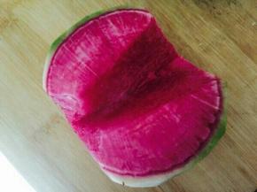 心里美萝卜洗净去皮，我留了点绿色，颜色更漂亮。