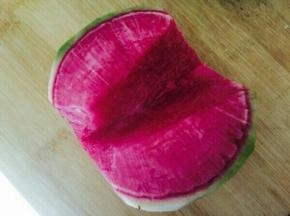 心里美萝卜洗净去皮，我留了点绿色，颜色更漂亮。