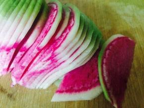 萝卜切片，备用。