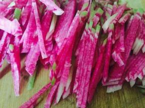 切片后的萝卜切成丝。