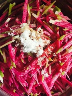 加点糖，放少许盐，加适量白醋。