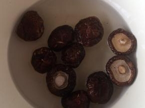 香菇提前温水泡发至软，清洗干净备用。