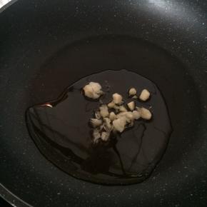 锅内倒入适量食用油，爆香蒜末。