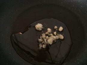 锅内倒入适量食用油，爆香蒜末。