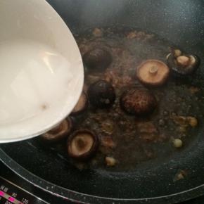 勾芡，至汤汁浓稠即可。