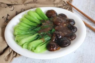油菜、香菇摆盘，淋上汤汁即可。