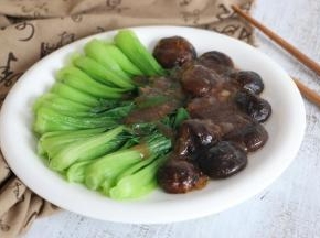 油菜、香菇摆盘，淋上汤汁即可。