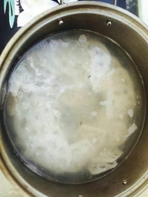 锅内水煮沸。下藕片，时间不要久。