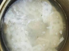 锅内水煮沸。下藕片，时间不要久。