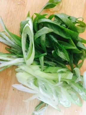 大葱切成葱花。