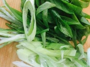 大葱切成葱花。