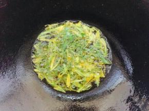 锅中入油放入葱花，金黄色即可捞出，留做葱油用。