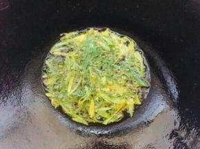 锅中入油放入葱花，金黄色即可捞出，留做葱油用。