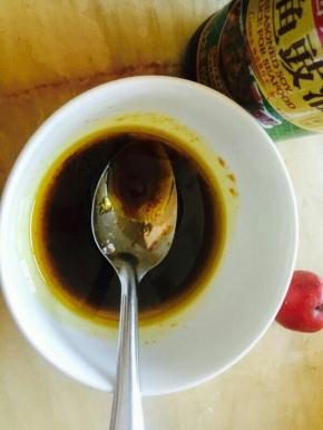 取一个小碗倒入蒸鱼豉油，葱油，盐，生抽。