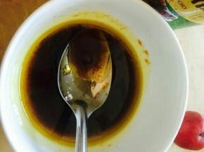 取一个小碗倒入蒸鱼豉油，葱油，盐，生抽。