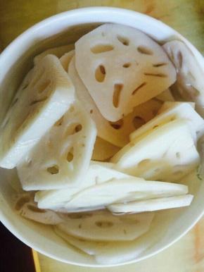 藕片捞出备用。