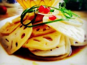 将调制好的汁倒在藕片上静止10分钟左右。