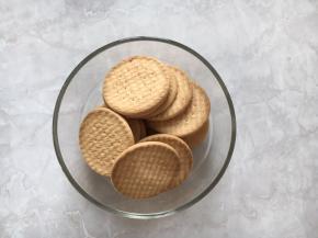 饼干用搅拌机打碎。