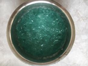 冻好的蓝色海水用刮刀切碎。