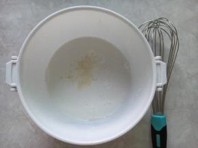 剩下椰汁加入吉利丁液用手动打蛋器搅匀。