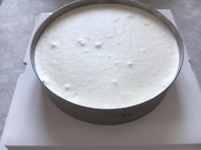 冷藏一夜的慕斯用热毛巾敷上就可轻松脱模。