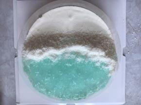 第二步椰蓉撒在海水边。