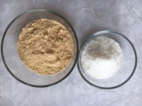 饼干碎跟椰蓉备用。