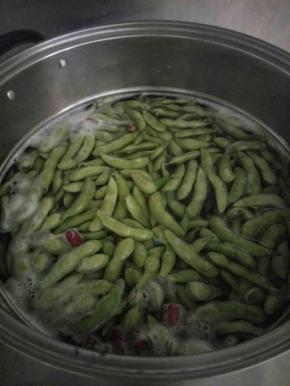 啤酒倒入锅中煮开，放入毛豆，加八角、花椒、香叶和干辣椒，加入水没过毛豆，加盐和一点点糖