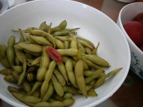 开锅后小火煮15分钟左右，豆子煮熟后在汤中浸泡至自然冷却
