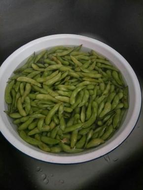 毛豆放点盐清水洗净，剪两头容易入味（我做的比较着急就没有剪）