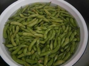 毛豆放点盐清水洗净，剪两头容易入味（我做的比较着急就没有剪）
