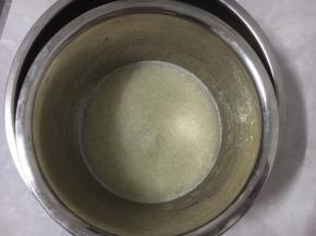 下面是做境面的海水，用鱼胶粉加入20克雪碧泡软，隔温水溶化。