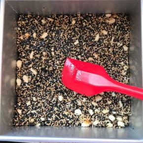 倒入8寸模具中，压实。