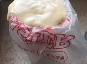 翻拌搅匀，装入裱花袋中。