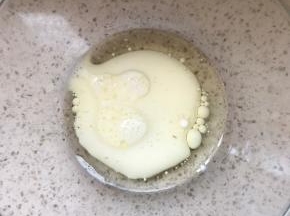 牛奶和油混合，搅匀。