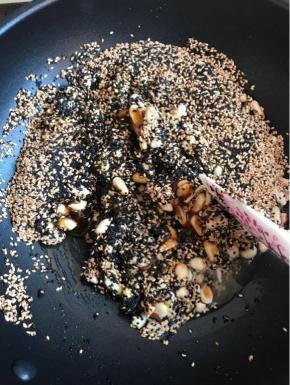 放花生和芝麻翻炒均匀。